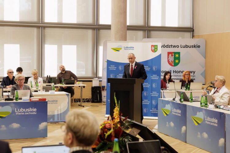 Wojewoda Marek Cebula na sesji sejmiku województwa lubuskiego (lubuskie.pl)