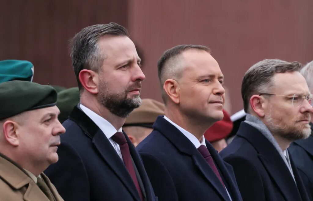 Wicepremier, minister obrony narodowej Władysław Kosiniak-Kamysz (C-L) i Prezydent RP Karol Nawrocki. Fot. PAP/Paweł Supernak