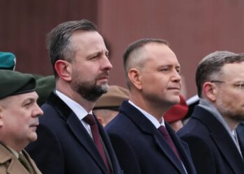 Wicepremier, minister obrony narodowej Władysław Kosiniak-Kamysz (C-L) i Prezydent RP Karol Nawrocki. Fot. PAP/Paweł Supernak