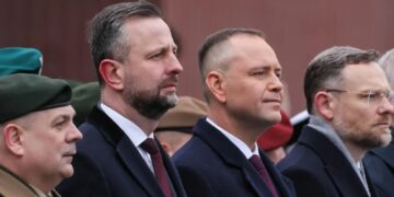 Wicepremier, minister obrony narodowej Władysław Kosiniak-Kamysz (C-L) i Prezydent RP Karol Nawrocki. Fot. PAP/Paweł Supernak