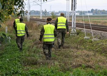Służby przeszukują teren w okolicy Zalewu Zemborzyckiego w Lublinie, 18 bm. gdzie według zgłoszeń od mieszkańców słychać było odgłosy jakiegoś lecącego obiektu. Fot. PAP/Wojtek Jargiło