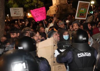 Starcia policji z demonstrantami w Portugalii, fot. PAP/EPA/LUSA/JOSE SENA GOULAO