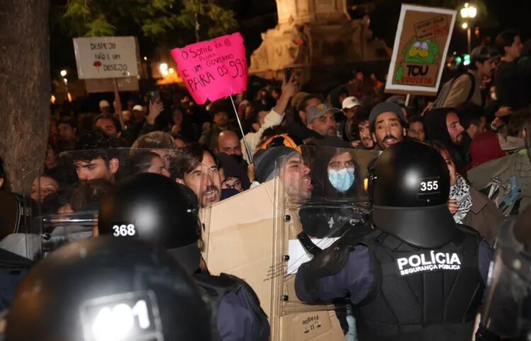 Starcia policji z demonstrantami w Portugalii, fot. PAP/EPA/LUSA/JOSE SENA GOULAO