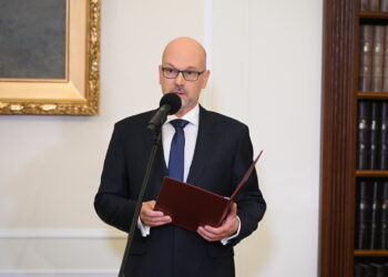 Maciej Berek składa ślubowanie w Sejmie. Fot. PAP/Marcin Obara