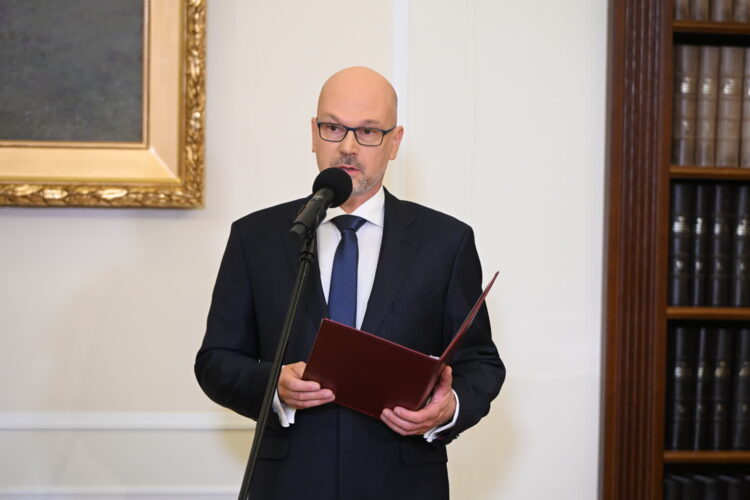 Maciej Berek składa ślubowanie w Sejmie. Fot. PAP/Marcin Obara