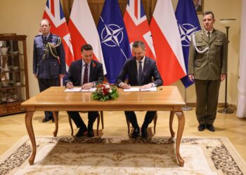 Wicepremier, minister obrony narodowej Władysław Kosiniak-Kamysz oraz sekretarz obrony Wielkiej Brytanii Wes Streeting Fot. PAP/Albert Zawada