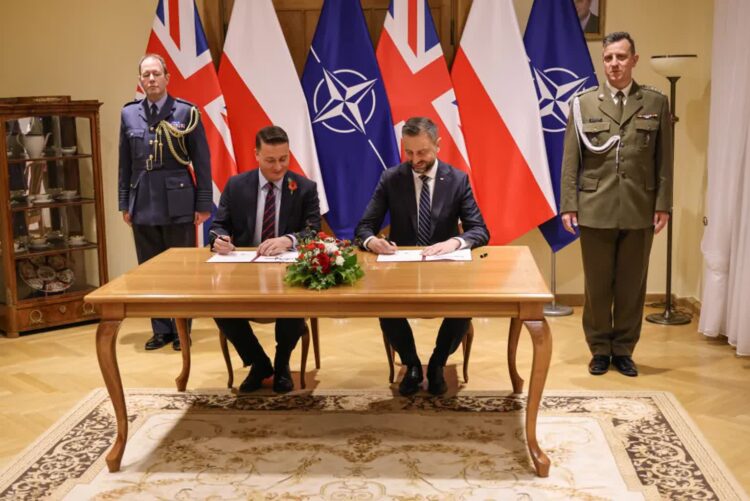 Wicepremier, minister obrony narodowej Władysław Kosiniak-Kamysz oraz sekretarz obrony Wielkiej Brytanii Wes Streeting Fot. PAP/Albert Zawada