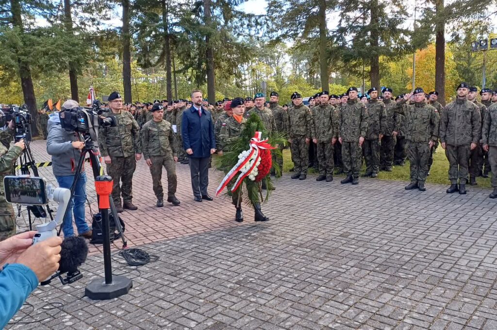 Apel z okazji Święta Żołnierza Rezerwy na Skwerze Czołgisty w Żaganiu (fot. Piotr Bakselerowicz)