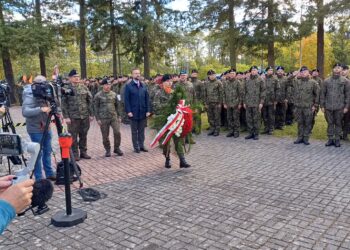 Apel z okazji Święta Żołnierza Rezerwy na Skwerze Czołgisty w Żaganiu (fot. Piotr Bakselerowicz)