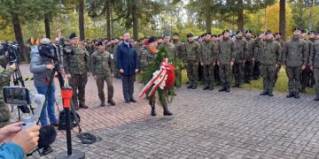 Apel z okazji Święta Żołnierza Rezerwy na Skwerze Czołgisty w Żaganiu (fot. Piotr Bakselerowicz)