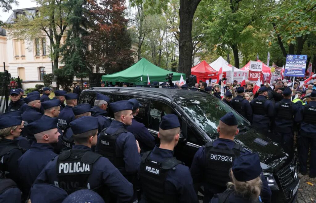 Samochód z sędziami TK, w tym Maciejem Berkiem, wyjeżdża z terenu Trybunału Konstytucyjnego w Warszawie. Fot. PAP/Paweł Supernak