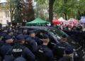 Samochód z sędziami TK, w tym Maciejem Berkiem, wyjeżdża z terenu Trybunału Konstytucyjnego w Warszawie. Fot. PAP/Paweł Supernak