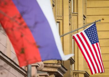 Flagi amerykańska i rosyjska na budynku ambasady USA w Moskwie. Fot. PAP/EPA/MAXIM SHIPENKOV