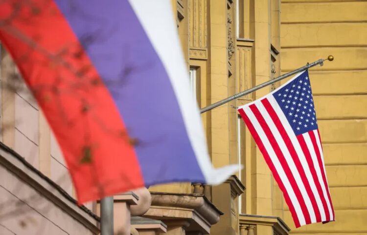 Flagi amerykańska i rosyjska na budynku ambasady USA w Moskwie. Fot. PAP/EPA/MAXIM SHIPENKOV