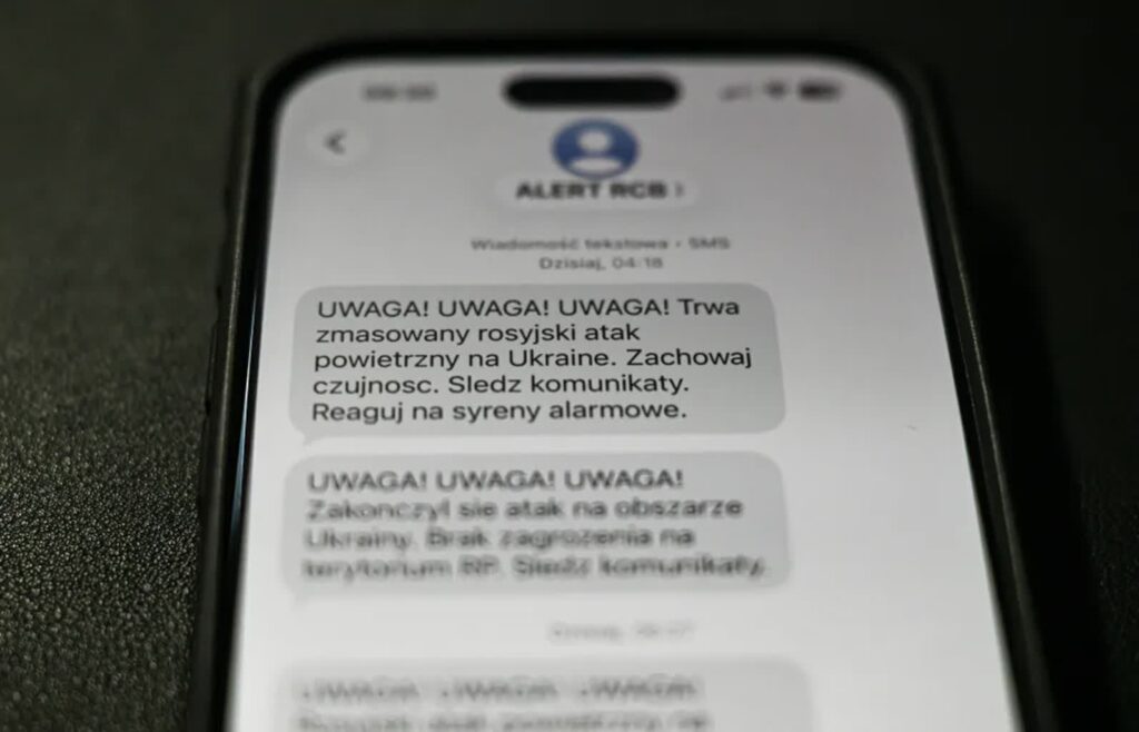 Alert RCB na telefonie. Fot. PAP/Darek Delmanowicz