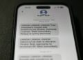 Alert RCB na telefonie. Fot. PAP/Darek Delmanowicz