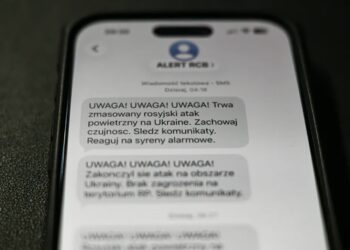 Alert RCB na telefonie. Fot. PAP/Darek Delmanowicz