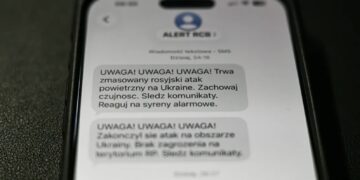 Alert RCB na telefonie. Fot. PAP/Darek Delmanowicz