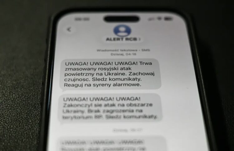 Alert RCB na telefonie. Fot. PAP/Darek Delmanowicz