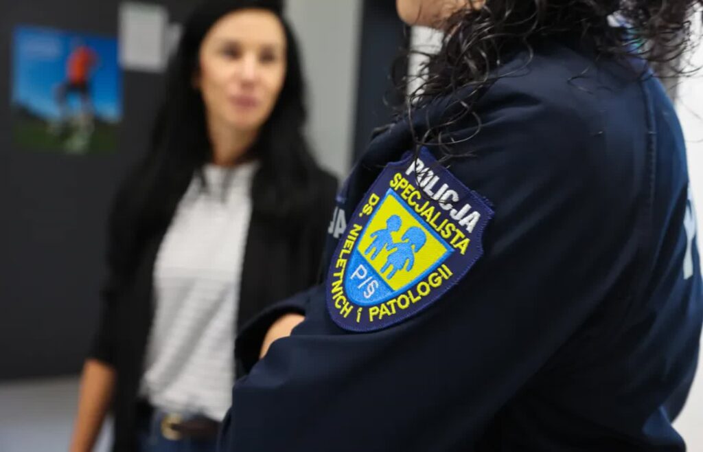 Funkcjonariusze policji w jednej ze szkół w Krakowie. Fot. PAP/Art Service