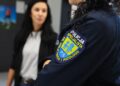 Funkcjonariusze policji w jednej ze szkół w Krakowie. Fot. PAP/Art Service