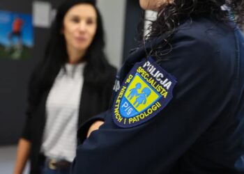 Funkcjonariusze policji w jednej ze szkół w Krakowie. Fot. PAP/Art Service