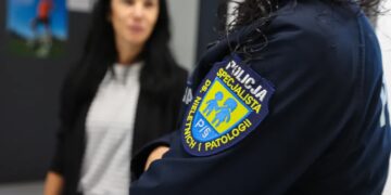 Funkcjonariusze policji w jednej ze szkół w Krakowie. Fot. PAP/Art Service