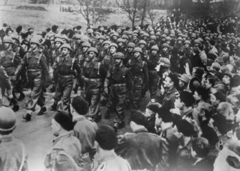 Defilada żołnierzy 1 Dywizji Pancernej gen. Maczka w wyzwolonej Bredzie. Fot. Źródło: NAC