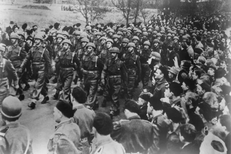 Defilada żołnierzy 1 Dywizji Pancernej gen. Maczka w wyzwolonej Bredzie. Fot. Źródło: NAC