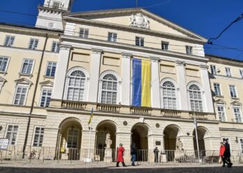Ukraińska flaga na budynku ratusza we Lwowie, fot. PAP/Vitaliy Hrabar