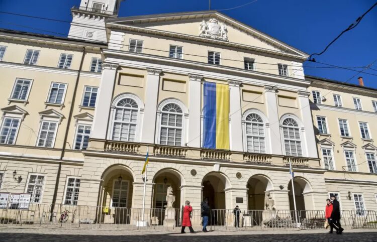 Ukraińska flaga na budynku ratusza we Lwowie, fot. PAP/Vitaliy Hrabar