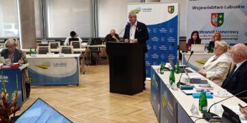 Marek Działoszyński, prezes Szpitala Uniwersyteckiego w Zielonej Górze, na październikowej sesji sejmiku woj. lubuskiego (fot. Piotr Bakselerowicz)
